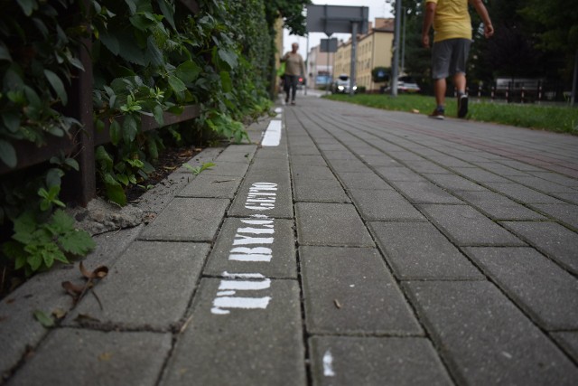 Linia, którą namalowano obrys tarnowskiego getta mierzy ponad trzy kilometry. Biegnie w większości chodnikami wzdłuż budynków