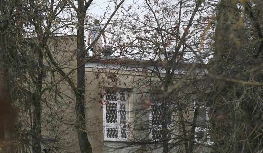 Agresywny mężczyzna na dachu szpitala w Morawicy (WIDEO, zdjęcia)