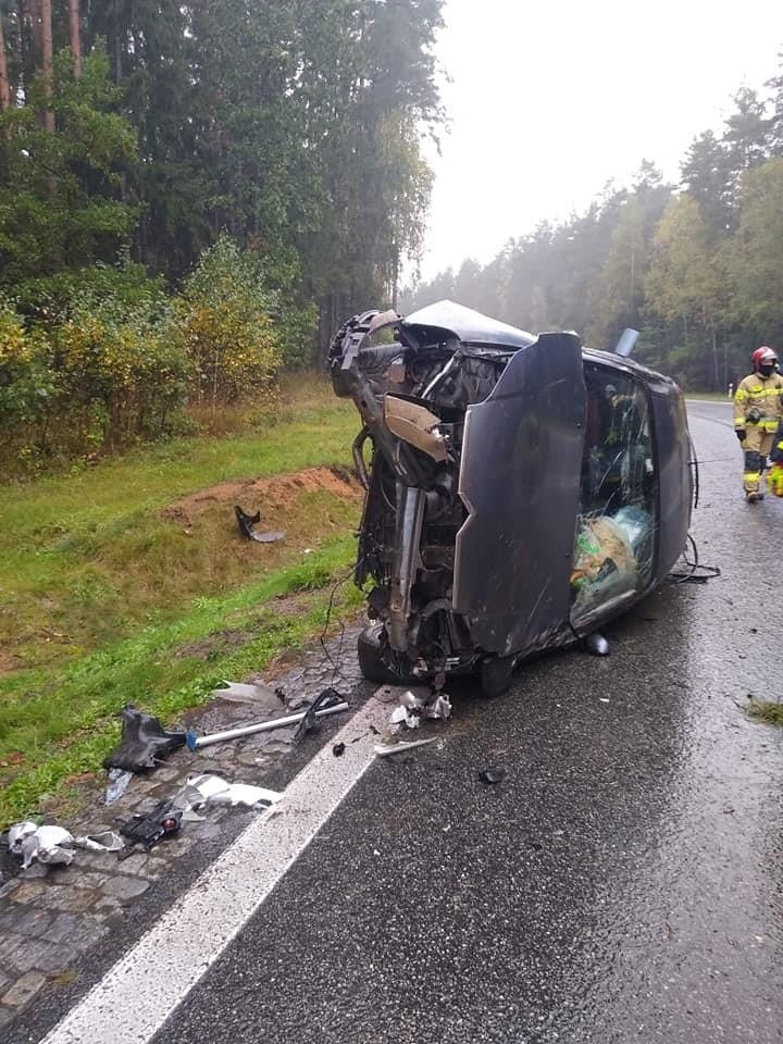 Katrynka. Dachowanie auta na drodze krajowej nr 8. Jedna osoba trafiła do szpitala (zdjęcia)