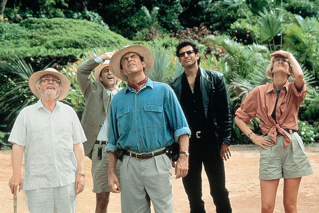 "Jurassic Park"Jeden z najbardziej kasowych hitów w historii kina, nagrodzony trzema oscarami film Stevena Spielberga z niesamowitymi animacjami i efektami specjalnymi oraz gwiazdorską obsadą. Milioner John Hammond zakłada na wyspie park rozrywki, w którym - w warunkach przypominających te sprzed stu milionów lat - umieszcza odtworzone genetycznie dinozaury. Zanim Hammond otworzy park dla zwiedzających, musi uzyskać pozytywną opinię ekspertów, ściąga więc na wyspę prawnika i troje naukowców, w tym dwójkę paleontologów: Allana Granta (Sam Neil) i Ellie Sattler (Laura Dern), którzy od początku mają obawy co do całego przedsięwzięcia. Mimo to, wraz z wnukami Hammonda, ruszają na wycieczkę po parku. Wkrótce sytuacja wymyka się spod kontroli, a grupka znajdujących się na wyspie ludzi musi stoczyć dramatyczną walkę o przetrwanie... czytaj więcejEmisja: TV Puls, godz. 20:00