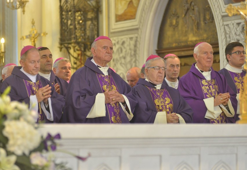 Pogrzeb apb Zimowskiego. Ciało spoczęło w katedrze w Radomiu