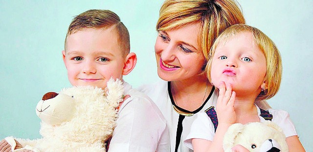 Justyna Kopacz (na fotografii  z dziećmi - sześcioletnim Bartoszem i trzyletnią Julią), wysłała na konkurs „Echa Dnia” swoje ulubione zdjęcie. Mówi o nim, że zostało zrobione z czułością i widać na nim matczyną miłość i dziecięcą radość.