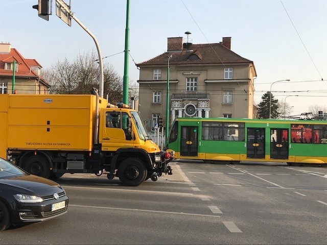 Uwaga kierowcy i pasażerowie MPK Poznań - utrudnienia na rondzie Nowaka-Jeziorańskiego: wykoleił się tramwaj.