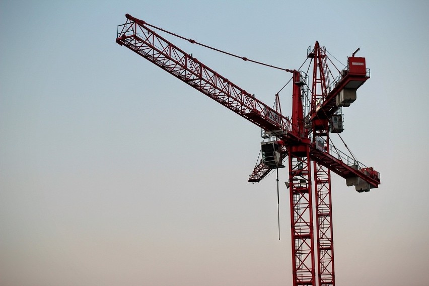 Katowice: Operator żurawia budowlanego zmarł w kabinie urządzenia na placu budowy. Znajdował się na wysokości około 36 metrów
