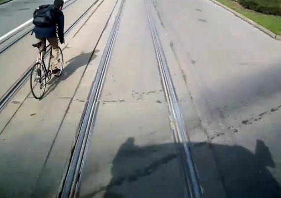 Rowerzysta wyprzedzał tramwaj. Wywrócił się tuż przed nim (FILM, ZDJĘCIA) 