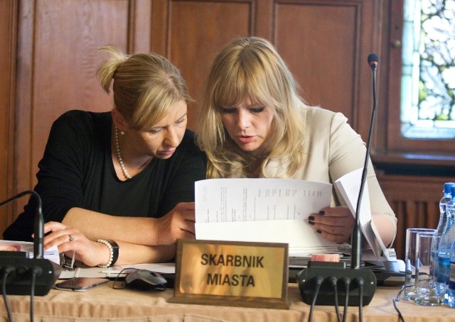 Sekretarz miasta Agnieszka Nowak (z lewej) przed wyborami podpisała się pod specyfikacją zamówienia. Teraz nowy gabinet prezydenta analizuje listę do tej pory niezbędnych produktów.