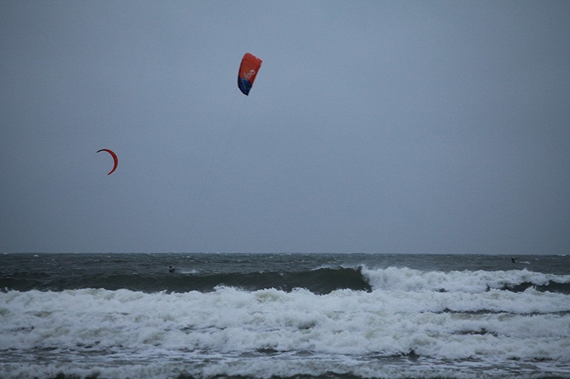 Surferzy podczas sztormu w Ustce