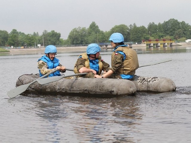 Na wyspę na zalewie w Borkowie obserwatorzy wojskowi dostali się na pontonie.