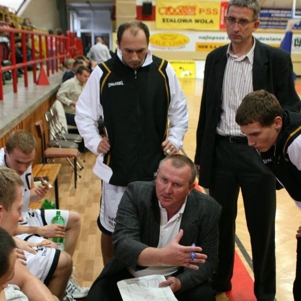 Trener koszykarzy Stali Leszek Kaczmarski (w środku) przekazał swoje obowiązki asystentowi Bogdanowi Pamule (drugi z prawej).