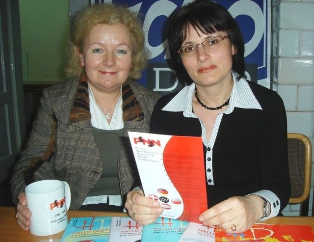 Anna Własiuk (z prawej) i Małgorzata Sadownik nie ukrywają, że chcą rozpropagować wiedzę o stowarzyszeniu wśród germanistów, aby zachęcić ich do wstępowania w jego szeregi.