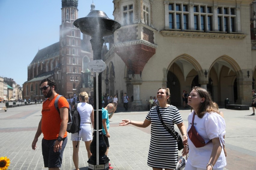 W upalne dni mieszkańcy i turyści w Krakowie mogą korzystać...