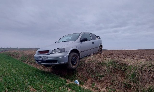 Pościg za oplem w gminie Działoszyce zakończył się w polu.