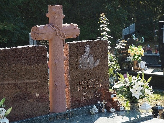 Nagrobek jednego z najpopularniejszych polskich piosenkarzy, Krzysztofa Krawczyka, na cmentarzu w podłódzkich Grotnikach