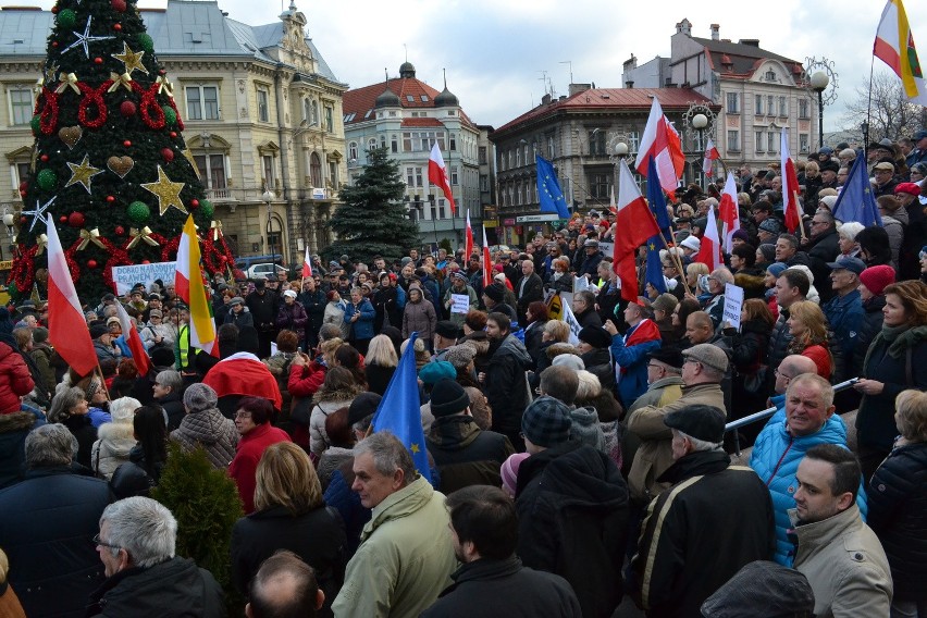 Manifestacja Komitetu Obrony Demokracji w Bielsku-Białej [ZDJĘCIA, WIDEO]