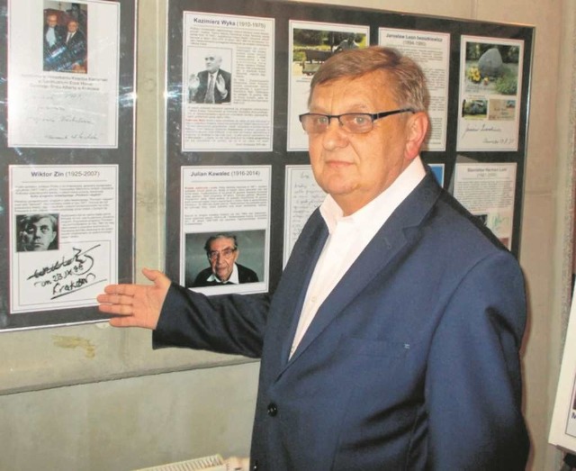 Józef Błachut podczas wernisażu wystawy „Autografy”