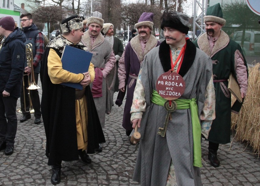 Gmina Jedlińsk. Ścięcie Śmierci 2018. Jedlińskie Kusaki - zwyczaj, który przetrwał kilkaset lat. Korowód przebierańców przeszedł ulicami 