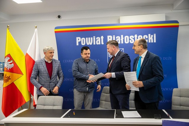 Starosta Jan Perkowski i wicestarosta Roman Czepe  podpisali umowy na wykonanie czterech powiatowych inwestycji