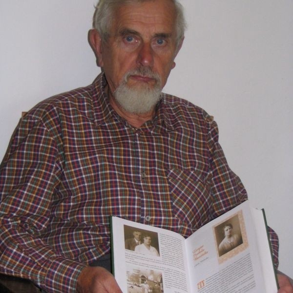Tadeusz Bartnik w książce "Pisane miłością&#8221; przy wspomnieniu swej mamy, zamieścił ostatnie zdjęcie z ojcem.