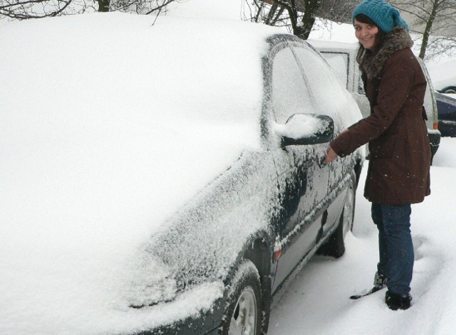 Buszczanki parkujące na osiedlu Sikorskiego "pod chmurką" miały w poniedziałek sporo kłopotów, by dostać się do zasypanego śniegiem auta.
