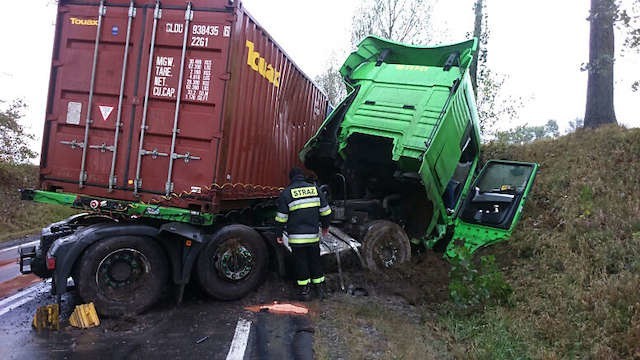 Kierowca prawdopodobnie nie dostosował prędkości do warunków panujących na drodze i uderzył w skarpę