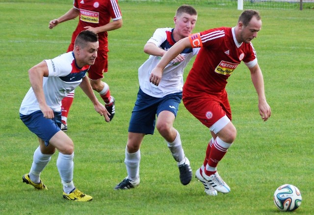 Gol Pawła Cygnara (przy piłce, w czerwonej koszulce) dał Sole prowadzenie w Daleszycach, ale ostatecznie oświęcimianie zremisowali ze Spartakusem 1:1.