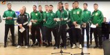 Piłkarze Staru Starachowice pięknie zaśpiewali kolędę. Dostali owację od publiczności. Warto posłuchać [WIDEO, ZDJĘCIA]