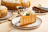 Sernik z dyni to wyśmienity deser z jesiennym charakterem. Sprawdź przepis na wilgotne i kremowe ciasto. Zniknie z talerzy raz dwa!
