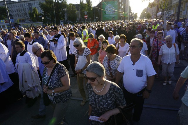 W piątek Kościół obchodził liturgiczną uroczystość Najświętszego Serca Pana Jezusa. Procesja na Jeżycach wyruszyła o godzinie 18 z kościoła Najświętszego Serca Jezusa i św. Floriana w Poznaniu przy ul. Kościelnej na plac Mickiewicza.Kliknij następne zdjęcie w galerii ----->