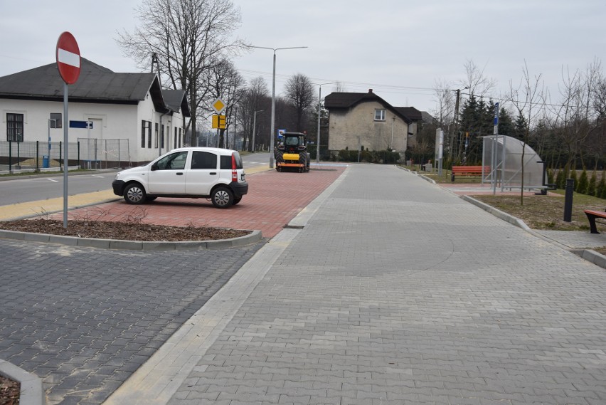 Parkuj i Jedź w Libiążu już działa. Pasażerowie przy dworcu mogą  zostawić samochód lub rower [ZDJĘCIA]