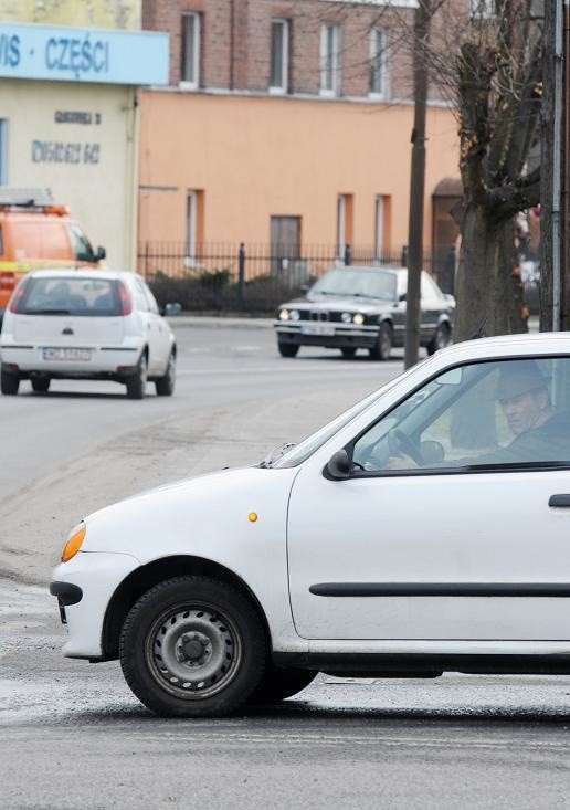 Kierowca auta po prawej stronie próbuje włączyć się do ruchu na ul. Głogowskiej. W tle widać feralny zakręt, który ogranicza widoczność.