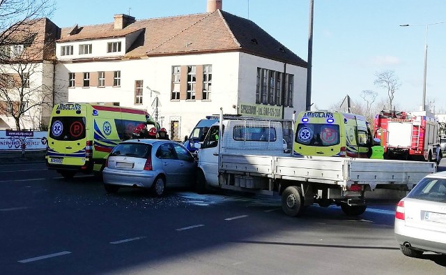 W piątek, przed godziną 9 na skrzyżowaniu ul. Fordońskiej i Brzechwy w Bydgoszczy zderzył się dostawczy mercedes oraz osobowy citroen. Na miejscu pojawiły się staż pożarna, dwie karetki pogotowia oraz policja. Na Fordońskiej (w kierunku centrum miasta) po godzinie 9 tworzyły się korki. Więcej informacji wkrótce.Aktualizacja:- Sprawcą jest kierowca mercedesa, który nie ustąpił pierwszeństwa przejazdu citroenowi - informuje kom. Przemysław Słomski z biura prasowego Komendy Wojewódzkiej Policji w Bydgoszczy. Winowajca został ukarany mandatem. (jk, sier, pio)Pogoda na dzień (06.04.2018)  | KUJAWSKO-POMORSKIEŹródło: TVN Meteo/x-news