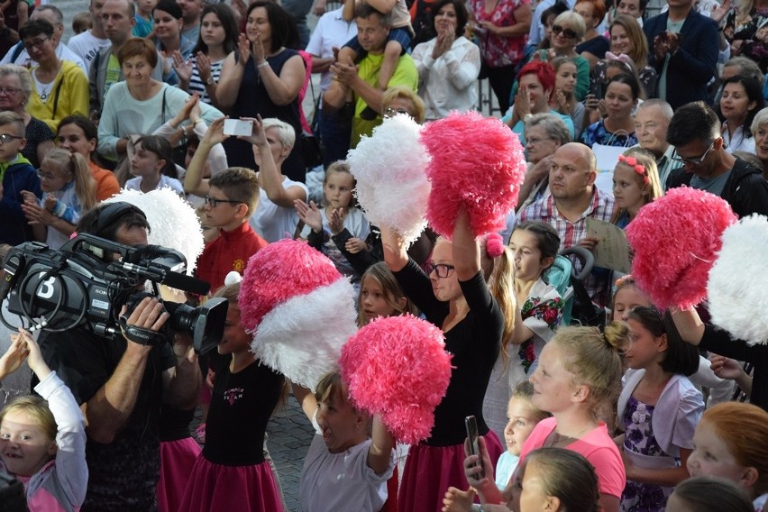 Nowy Sącz. Antek Smykiewicz poprowadził Koncert Finałowy Festiwalu Skowroneczek