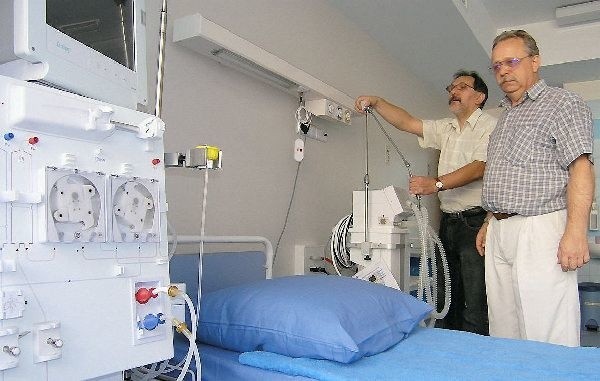 Nawet ciężko chorzy, oddychający za pomocą  respiratora, mogą teraz korzystać z dializ - na  sali intensywnego nadzoru medycznego,  wyposażonej w sztuczną nerkę (z lewej) i  respirator (w głębi). Wszystko działa jak należy -  zapewniają kierownik Biura Obsługi Inwestycji  szpitala Tadeusz Bednarczyk (z prawej) i jego  zastępca Leszek Magdziarz.