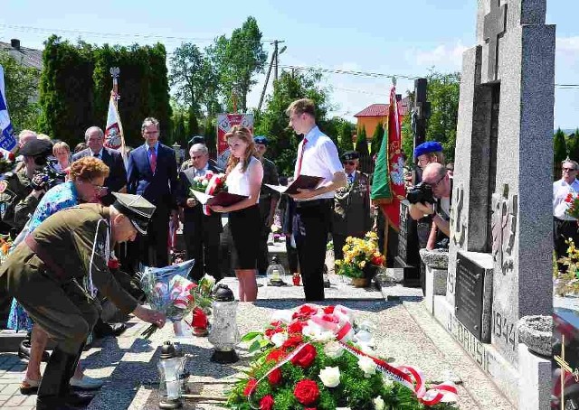 Po mszy uczestnicy uroczystości przeszli na cmentarz, pod grób &#8222;Jędrusiów&#8221;. Kwiaty złożyli tam między innymi kombatanci.