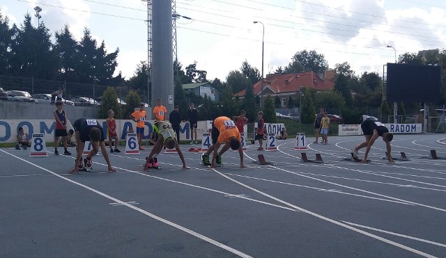 Młodzi lekkoatleci w Radomiu mogą trenować w ramach ogólnopolskiej akcji Lekkoatletyka dla Każdego.