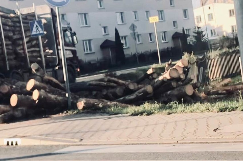 Wypadek w Darłowie. Z ciężarówki wysypały się drewniane bele [ZDJĘCIA]