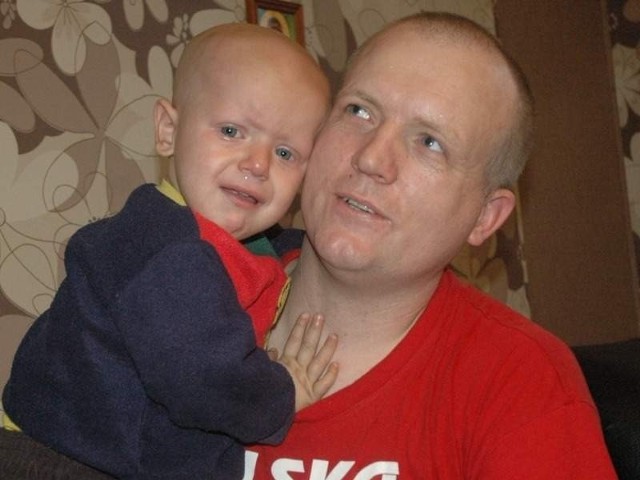 Kacperek w czwartek rozpoczyna kolejny cykl chemioterapii. Na zdjęciu  ze swoim tatą Adamem.