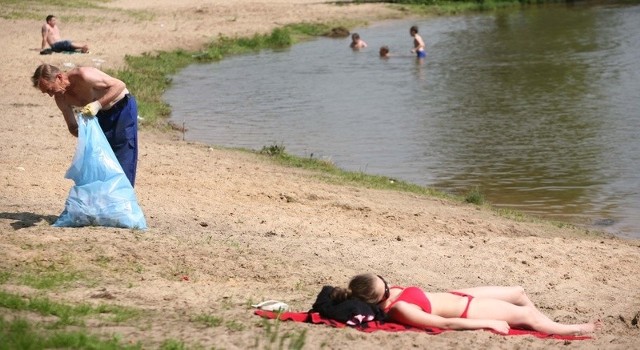 Każdego ranka nad zalewem rozpoczyna się wielkie sprzątanie i trwa do popołudnia.