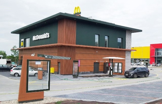 McDonald’s przy ulicy Sulechowskiej w Zielonej Górze jest już prawie gotowy na otwarcie. W poniedziałek, 27 maja, do wnętrza wnoszono meble. Zobacz, jak wyglądał plac budowy na początku kwietnia