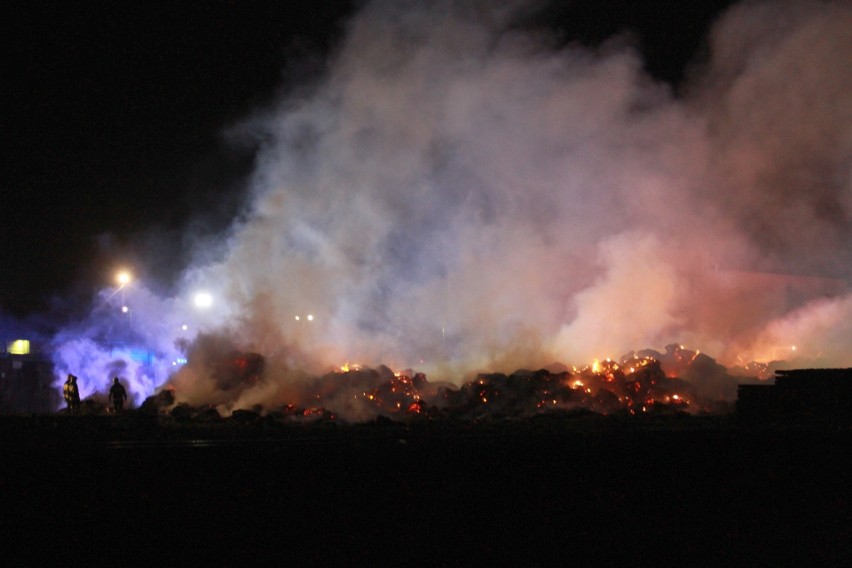 Knapy. Strażacy wciąż gaszą pożar składu makulatury na stacji LHS Wola Baranowska. Akcja potrwa do rana (ZDJĘCIA)