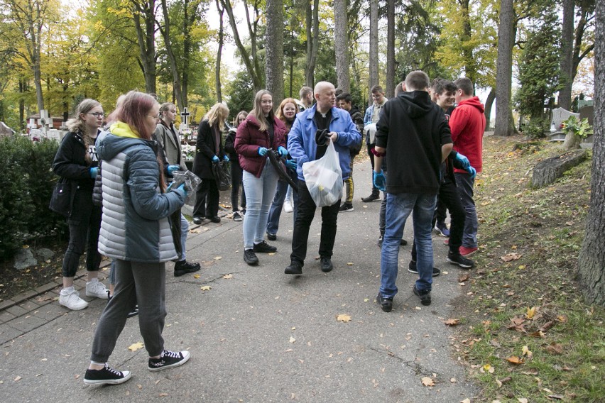 Uczniowie z Bursy Szkolnej w Słupsku wraz z wychowawcą...