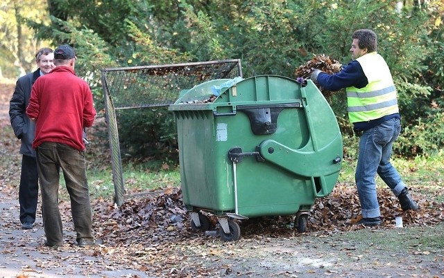 Firmy sprzątające wywożą śmieci ze szczecińskich cmentarzy.