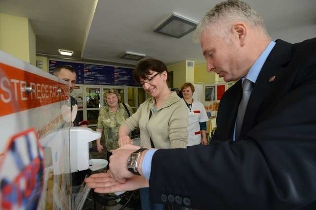 Akcję w szpitalu na Bielanach nieprzypadkowo zorganizowano wczoraj. Piątego maja przypada bowiem Światowy Dzień Higieny Rąk. Na zdjęciu Joanna Szachuła i Krzysztof Klein