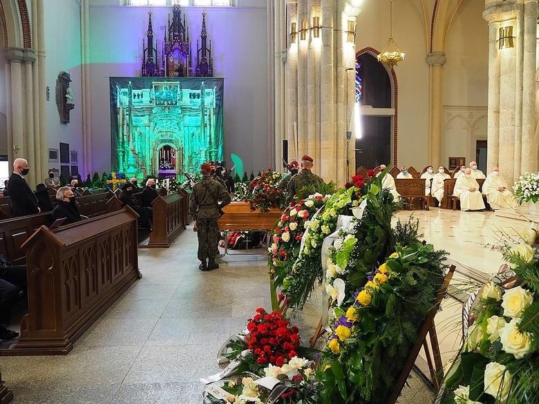 Krzysztof Krawczyk zostanie pochowany w Grotnikach. Proboszczem w tej parafii jest ojciec Bernard Briks, który pracował na Świętym Krzyżu