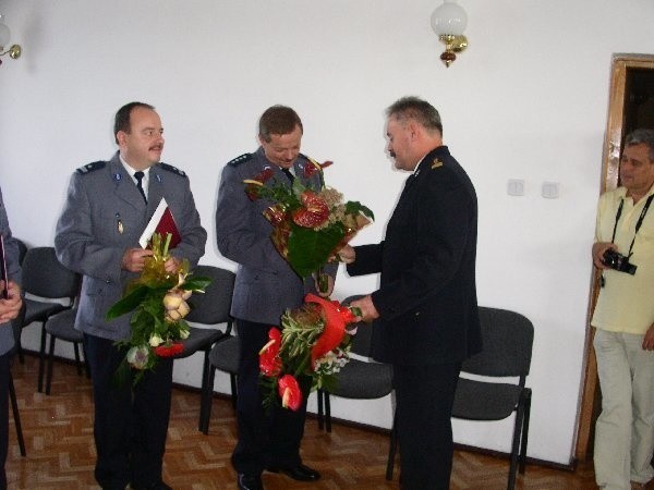 Życzenia i kwiaty dla nominowanych - Jerzego Wojtasińskiego  (pierwszy z lewej)  i Jerzego Tucholskiego od Tadeusza  Milewskiego, szefa nakielskich strażaków.