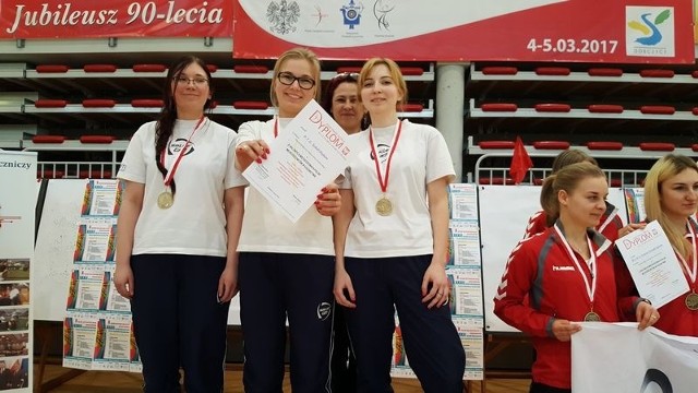 Złota drużyna łuczniczek Sokoła Radom. Maja Pawlina (od lewej), Małgorzata Pietrzyk, Renata Grunt (trener), Eliza Benerat. 