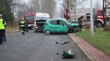 Wypadek w Jeleniej Górze. Fragmenty aut rozrzucone 100 m od miejsca zdarzenia