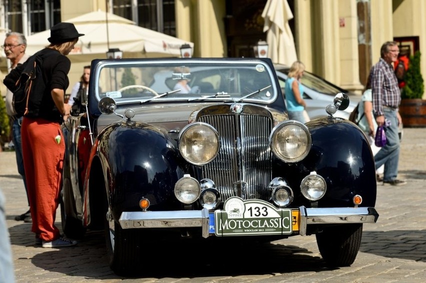 Parada zabytkowych aut we wrocławskim Rynku (ZOBACZ ZDJĘCIA)