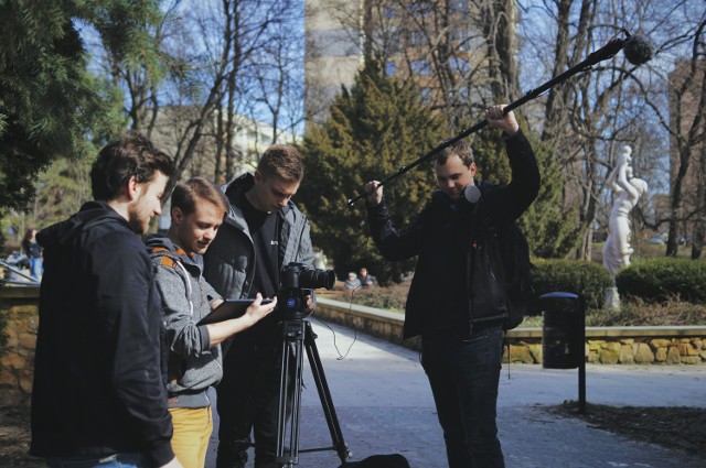 Młodzi Ślązacy stworzyli wspólnie film „Droga do domu".Zobacz kolejne zdjęcia. Przesuwaj zdjęcia w prawo - naciśnij strzałkę lub przycisk NASTĘPNE