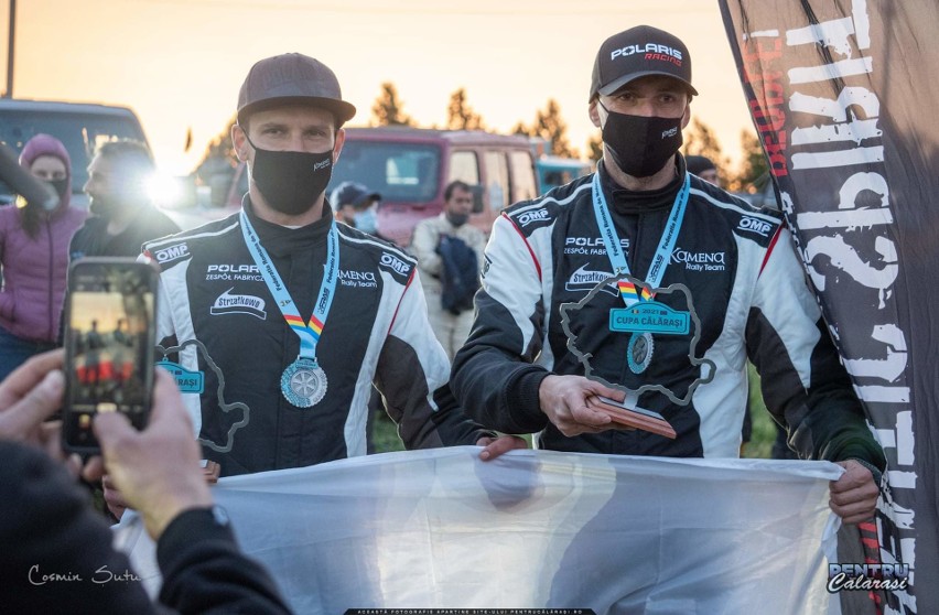 Załoga Kamena Rally Team z trofeami za zwycięstwo w...